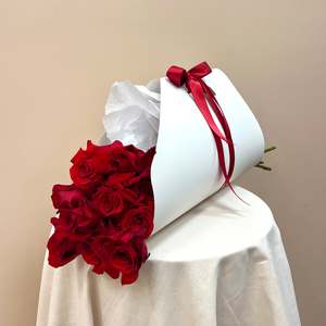 Valentines 2026: A Dozen Colombian Roses Carry Bag