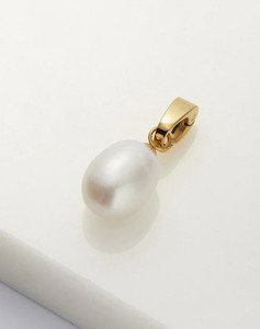 Jewellery/Necklaces: Pearl Charm