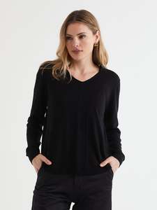 Rounded Bottom V-Neck Pullover Black