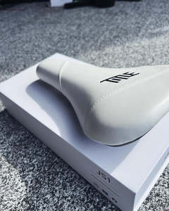 Parts: Title saddle JS1 - DJ/DH White