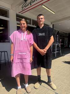 Essentials: O&E MSS HOODED TOWEL - BLACK