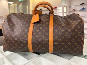 Designer: Louis Vuitton Keepall Bandoulière 55 Duffle Bag