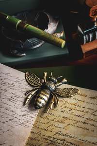 Esterbrook: Bee Page Holder