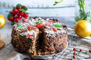 Products: Christmas Cake Medium - Mummys Yummys