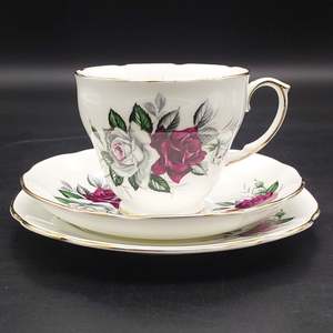 China Brands D: Duchess - Maroon and White Roses - Trio