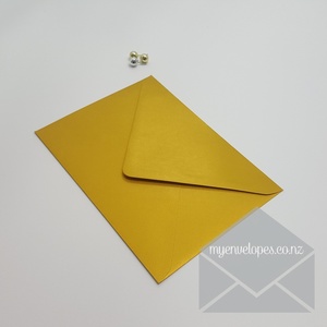 Products: 5×7 Gold Pearlescent Diamond Flap Wedding Envelopes