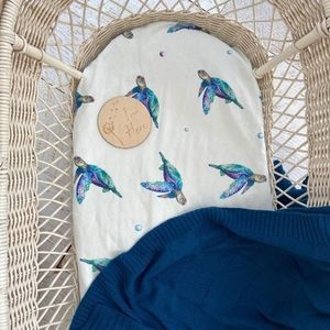 Anchor & Arrow - Bassinet sheet / Change Table Cover | Sea Turtles