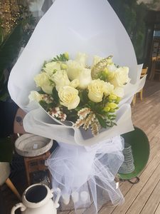 White Roses – Myrrh & Co Florist Mt Maunganui