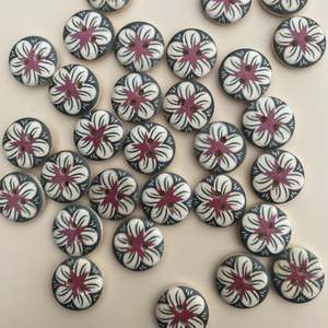 Buttons: Green flowers - pack of 25