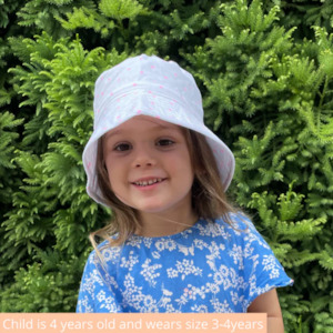 Ohbubs: Ohbubs Bucket Hat - White with Pink Hearts