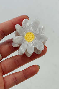 Accessories: Single Daisy Claw Clip - White