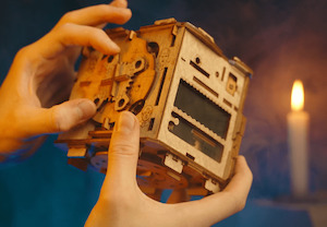 European Puzzle Boxes: Cluebox - Escape room in a box. Sherlock's Camera