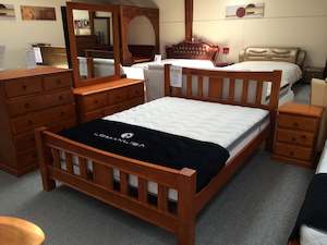5pcs Bedroom Suites: Trevor 5PCS Queen Size Bedroom Suite Warm Honey Solid Pine Wood