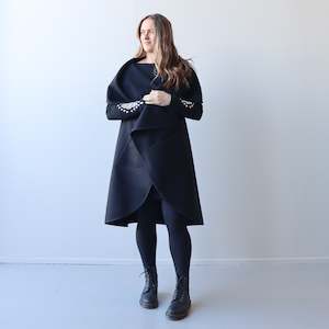 Kākahu (Clothing): Cape (Long), Black - Tāniko