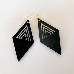 Nga Uara: Earrings Black, Tino Taimana
