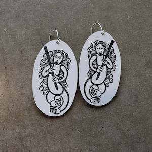 Nga Uara: Earrings White, Mana Motuhake wahine