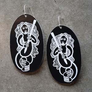 Nga Uara: Earrings Black, Mana Motuhake wahine