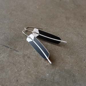 Nga Uara: Earrings Black, Huia feather
