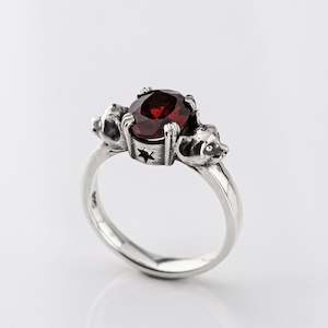 Silver Rings: Salem Cat ring with Garnet in Sterling Silver