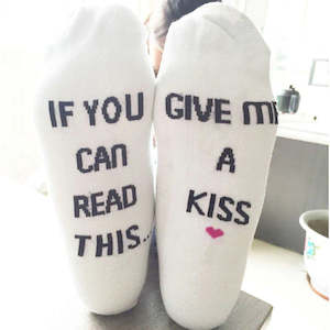 Valentines Day Gifts: If you can read this, give me a kiss! Novelty ankle socks