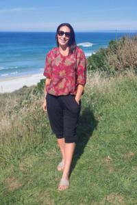 Tops: Short Sleeve Verity Tie Top -Bronze Ruby Floral