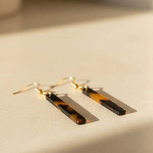 Accessories: Mini Tortoiseshell Bar earrings