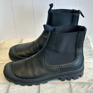 Loewe Leather Double Gore Chelsea Boot - SIZE 40