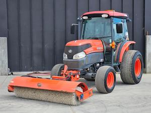 Used Equipment: 2019 Kubota L5740D Neilo Broom