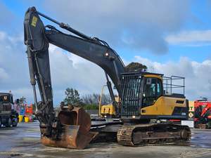 Excavators: 2012 Volvo EC220DL Excavator
