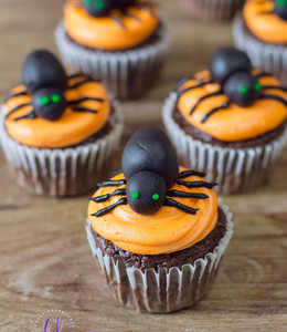 Products: Cup Cake Decorating - School Holiday Fun oakandthistle