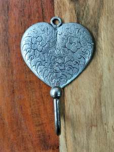 Home Lifestyle: Metal Heart Hook With Flower Detailing