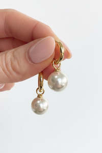 White Pearl Rounds on Huggies Gold