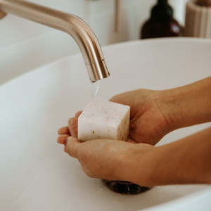 Kawakawa & Kūmarahou Invigorating & Cleaning Soap – 100g