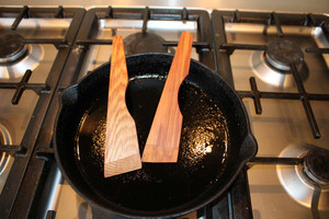 Products: Medium Sized Heart Rimu Pot Scraper or Spatula Woodnbits