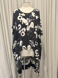 Preloved: CHocolat Top - Size 24