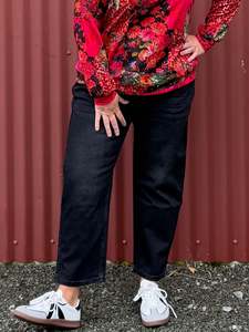 Frontpage: Mom Jeans -Black