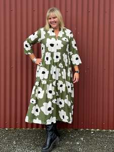 Frontpage: Collar Tiered Dress-Monochrome Meadow