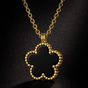 Onyx Clover Medallion Necklace – Black
