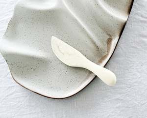 Table: Su Yen Resin Cheese Knife | Ivory