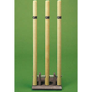 Stumps: Gunn & Moore Deluxe Springback Set Wooden Cricket Stumps