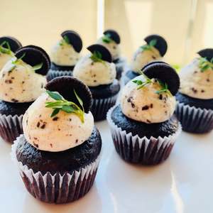 Products: Mini Chocolate&Oreo Cupcakes – Ours Cake Studio