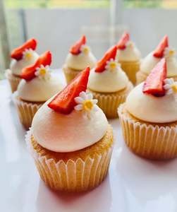 Products: Mini Rose&Strawberry Cupcakes – Ours Cake Studio