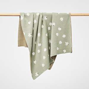 Essentials: Daisy Blanket in Thyme