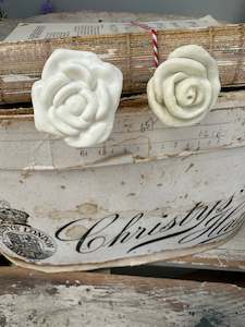 Two floral resin knobs to paint
