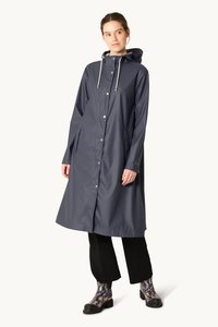 Ilse Jacobsen: RAIN232FR Long Rain Jacket | Ombre Blue