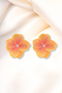 HYDRANGEA SEI STATEMENT STUDS