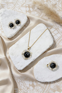 Island Necklaces: VOLOHE TAHITIAN 18K GOLD PEARL JEWELLERY SET