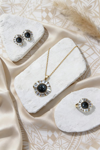 Island Necklaces: KOLOHE TAHITIAN 18K GOLD PEARL JEWELLERY SET