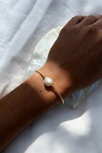 Panikeke Earrings: PINIKI FRESHWATER PEARL CUFF