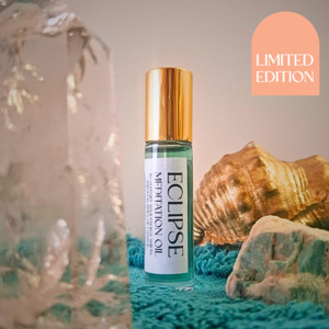Frontpage: ECLIPSE | Meditation Oil with Egyptian Rose Geranium, Ylangylang, Blue Tansy & Cedarwood